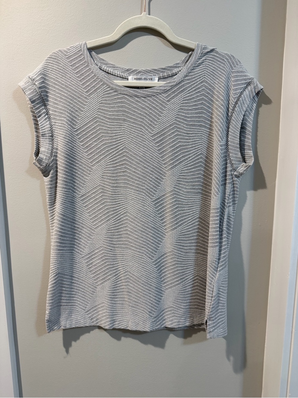 Rose & Olive Light Gray Chevron-Textured Short Sleeve Top